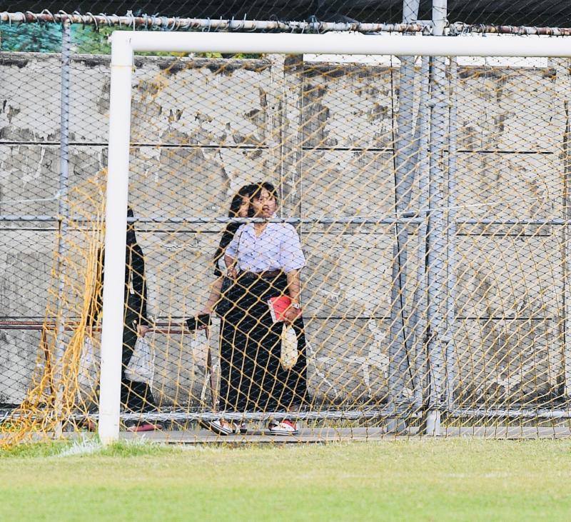 Dàn trai đẹp U22 Việt Nam tươi rói trên sân tập, thu hút gái xinh Thái Lan chăm chú theo dõi- Ảnh 11.
