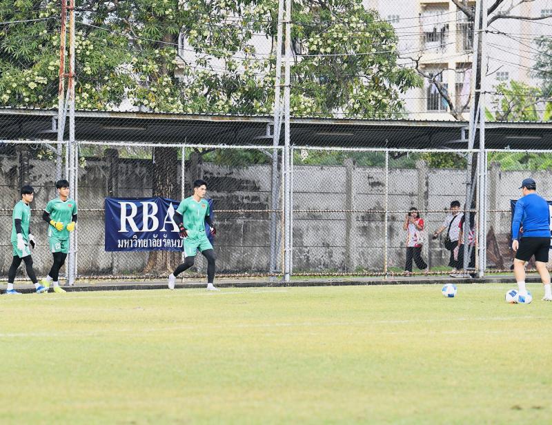 Dàn trai đẹp U22 Việt Nam tươi rói trên sân tập, thu hút gái xinh Thái Lan chăm chú theo dõi- Ảnh 10.