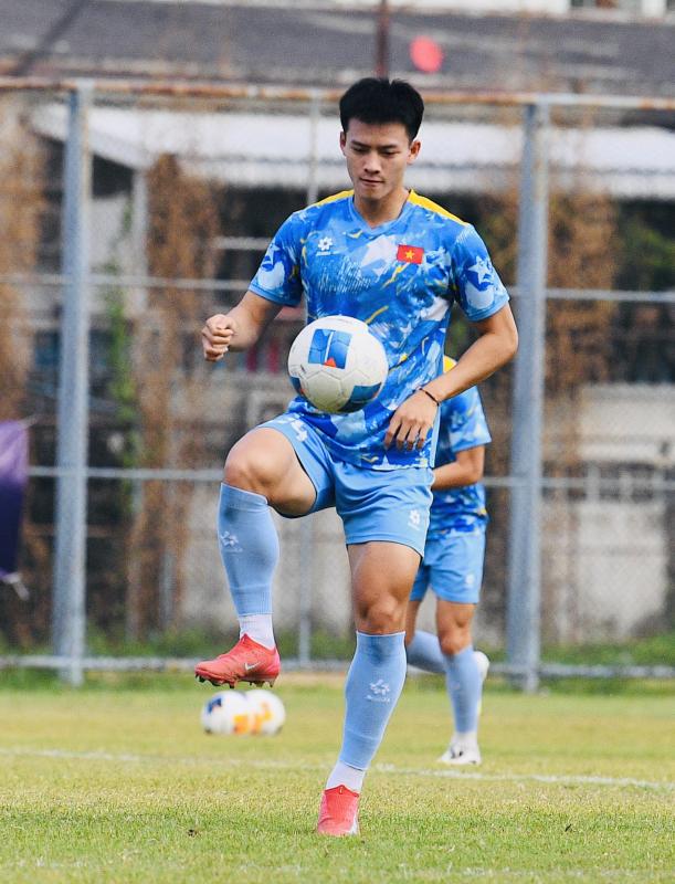 Dàn trai đẹp U22 Việt Nam tươi rói trên sân tập, thu hút gái xinh Thái Lan chăm chú theo dõi- Ảnh 15.