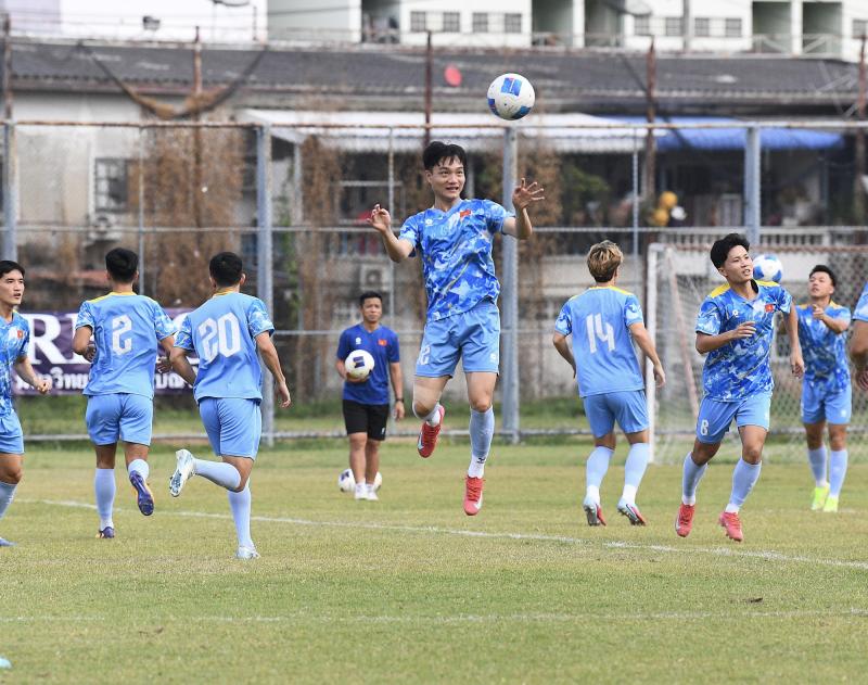 Dàn trai đẹp U22 Việt Nam tươi rói trên sân tập, thu hút gái xinh Thái Lan chăm chú theo dõi- Ảnh 16.
