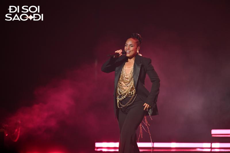 Alicia Keys đẹp xuất sắc khi trình diễn tại VinFuture 2025, cất giọng hát “mê hoặc” khiến cả hội trường lặng đi- Ảnh 1. Alicia Keys đẹp xuất sắc khi trình diễn tại VinFuture 2025, cất giọng hát “mê hoặc” khiến cả hội trường lặng đi- Ảnh 1.