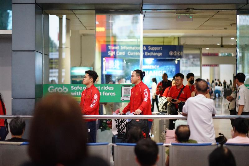 Bỏ lại "nỗi đau" trọng tài, ĐT nữ Việt Nam ngẩng cao đầu về nước trong yêu vòng tay yêu thương của người hâm mộ- Ảnh 8. Bỏ lại "nỗi đau" trọng tài, ĐT nữ Việt Nam ngẩng cao đầu về nước trong yêu vòng tay yêu thương của người hâm mộ- Ảnh 8.