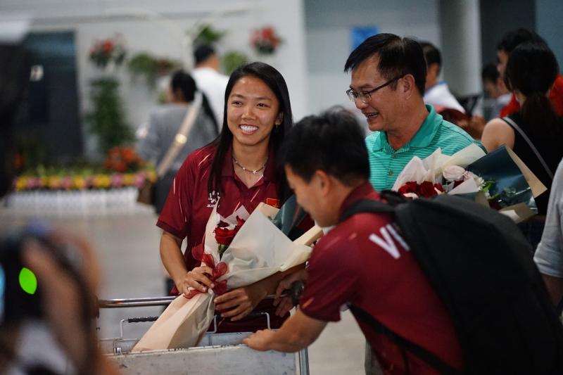 Bỏ lại "nỗi đau" trọng tài, ĐT nữ Việt Nam ngẩng cao đầu về nước trong yêu vòng tay yêu thương của người hâm mộ- Ảnh 2. Bỏ lại "nỗi đau" trọng tài, ĐT nữ Việt Nam ngẩng cao đầu về nước trong yêu vòng tay yêu thương của người hâm mộ- Ảnh 2.