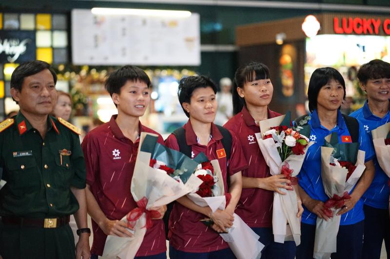 Bỏ lại "nỗi đau" trọng tài, ĐT nữ Việt Nam ngẩng cao đầu về nước trong yêu vòng tay yêu thương của người hâm mộ- Ảnh 3. Bỏ lại "nỗi đau" trọng tài, ĐT nữ Việt Nam ngẩng cao đầu về nước trong yêu vòng tay yêu thương của người hâm mộ- Ảnh 3.
