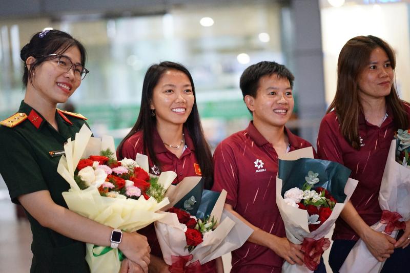 Bỏ lại "nỗi đau" trọng tài, ĐT nữ Việt Nam ngẩng cao đầu về nước trong yêu vòng tay yêu thương của người hâm mộ- Ảnh 1. Bỏ lại "nỗi đau" trọng tài, ĐT nữ Việt Nam ngẩng cao đầu về nước trong yêu vòng tay yêu thương của người hâm mộ- Ảnh 1.