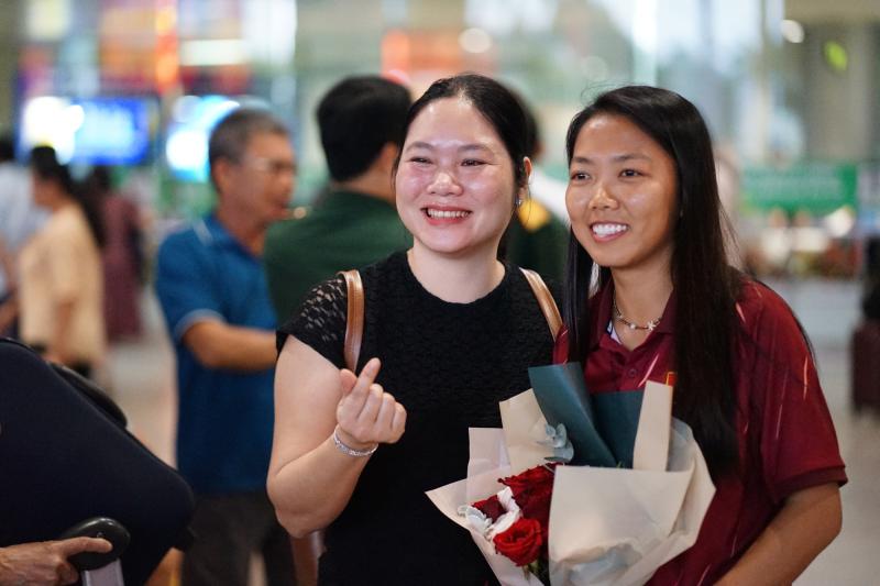 Bỏ lại "nỗi đau" trọng tài, ĐT nữ Việt Nam ngẩng cao đầu về nước trong yêu vòng tay yêu thương của người hâm mộ- Ảnh 7. Bỏ lại "nỗi đau" trọng tài, ĐT nữ Việt Nam ngẩng cao đầu về nước trong yêu vòng tay yêu thương của người hâm mộ- Ảnh 7.