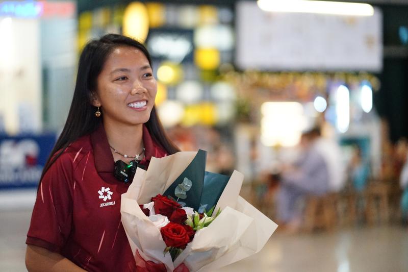 Bỏ lại "nỗi đau" trọng tài, ĐT nữ Việt Nam ngẩng cao đầu về nước trong yêu vòng tay yêu thương của người hâm mộ- Ảnh 4. Bỏ lại "nỗi đau" trọng tài, ĐT nữ Việt Nam ngẩng cao đầu về nước trong yêu vòng tay yêu thương của người hâm mộ- Ảnh 4.