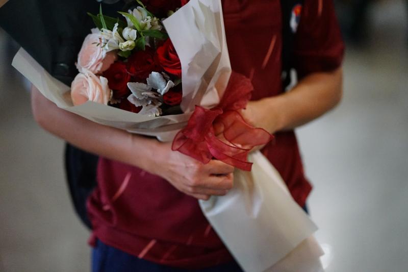 Bỏ lại "nỗi đau" trọng tài, ĐT nữ Việt Nam ngẩng cao đầu về nước trong yêu vòng tay yêu thương của người hâm mộ- Ảnh 6. Bỏ lại "nỗi đau" trọng tài, ĐT nữ Việt Nam ngẩng cao đầu về nước trong yêu vòng tay yêu thương của người hâm mộ- Ảnh 6.
