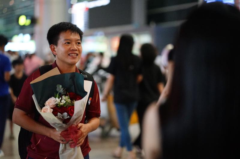 Bỏ lại "nỗi đau" trọng tài, ĐT nữ Việt Nam ngẩng cao đầu về nước trong yêu vòng tay yêu thương của người hâm mộ- Ảnh 5. Bỏ lại "nỗi đau" trọng tài, ĐT nữ Việt Nam ngẩng cao đầu về nước trong yêu vòng tay yêu thương của người hâm mộ- Ảnh 5.