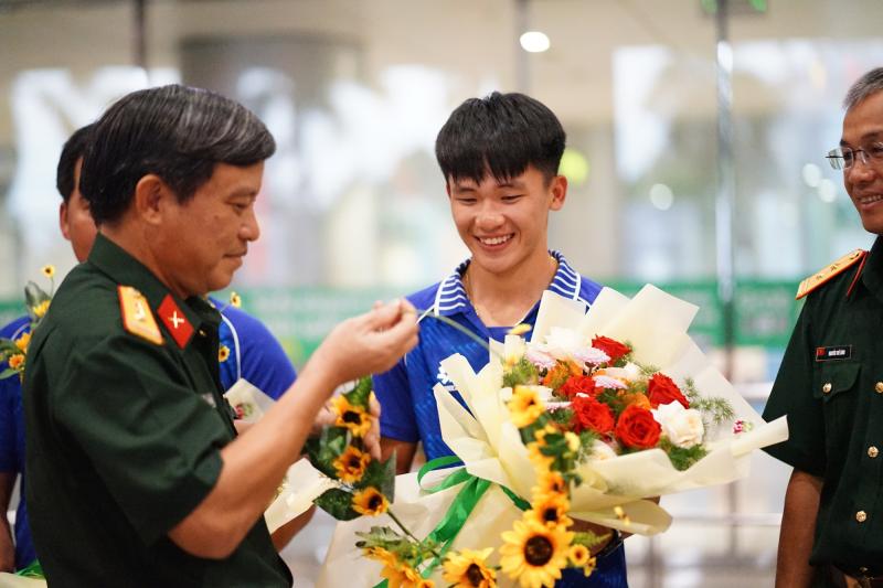 Bỏ lại "nỗi đau" trọng tài, ĐT nữ Việt Nam ngẩng cao đầu về nước trong yêu vòng tay yêu thương của người hâm mộ- Ảnh 9. Bỏ lại "nỗi đau" trọng tài, ĐT nữ Việt Nam ngẩng cao đầu về nước trong yêu vòng tay yêu thương của người hâm mộ- Ảnh 9.