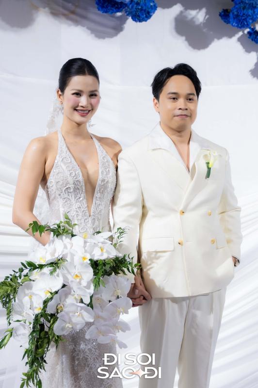 Đám cưới Hương Ly tại Hà Nội: Cô dâu che bụng lùm lùm, chồng đại gia rưng rưng trên lễ đường- Ảnh 10.