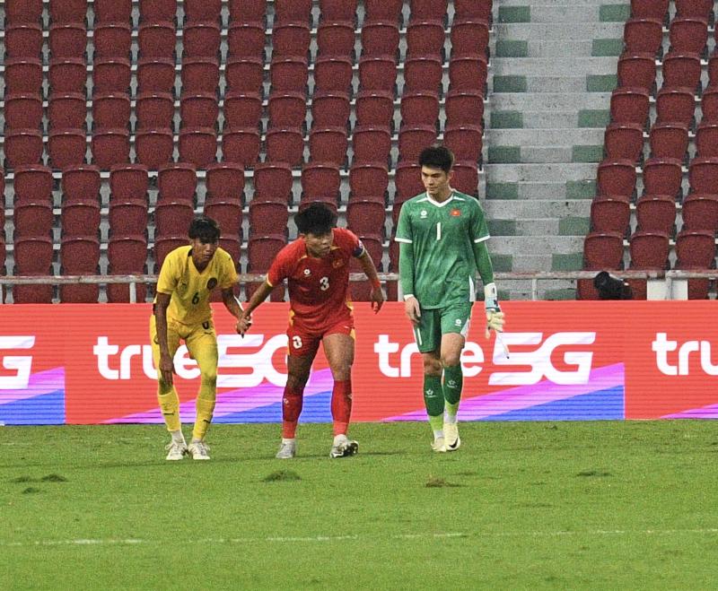 Thắng 2-0 đẹp mắt, dàn hot boy U22 Việt Nam còn ghi điểm bởi hành động đẹp hơn với đối thủ Malaysia- Ảnh 10.