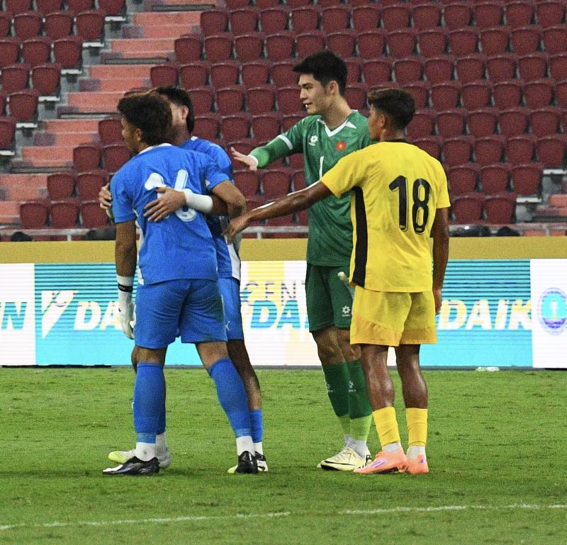 Thắng 2-0 đẹp mắt, dàn hot boy U22 Việt Nam còn ghi điểm bởi hành động đẹp hơn với đối thủ Malaysia- Ảnh 7.