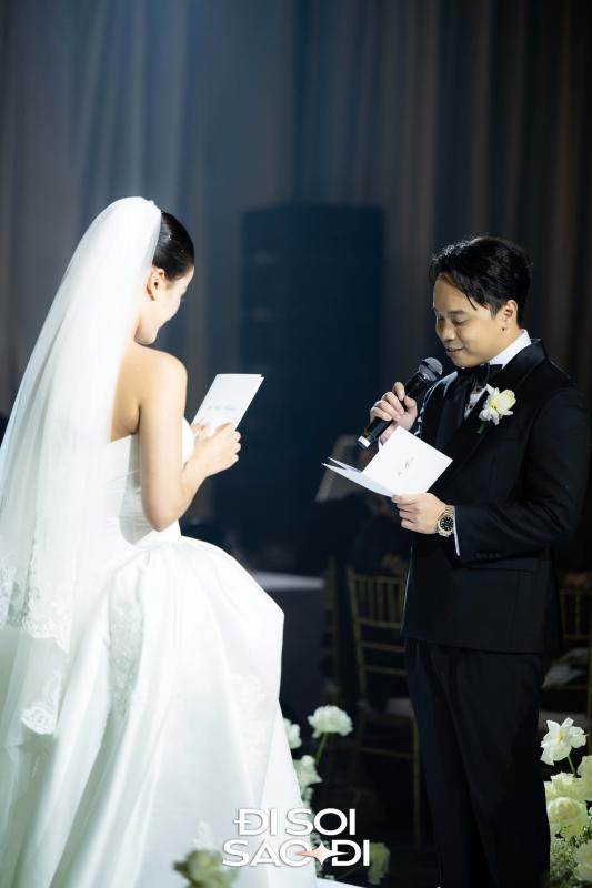 Đám cưới Hương Ly tại Hà Nội: Cô dâu che bụng lùm lùm, chồng đại gia rưng rưng trên lễ đường- Ảnh 7.