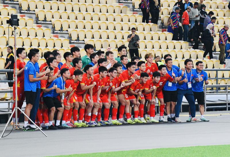 Thắng 2-0 đẹp mắt, dàn hot boy U22 Việt Nam còn ghi điểm bởi hành động đẹp hơn với đối thủ Malaysia- Ảnh 1.