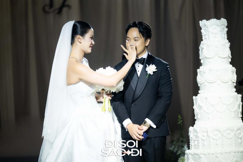 Đám cưới Hương Ly tại Hà Nội: Cô dâu che bụng lùm lùm, chồng đại gia rưng rưng trên lễ đường- Ảnh 3.
