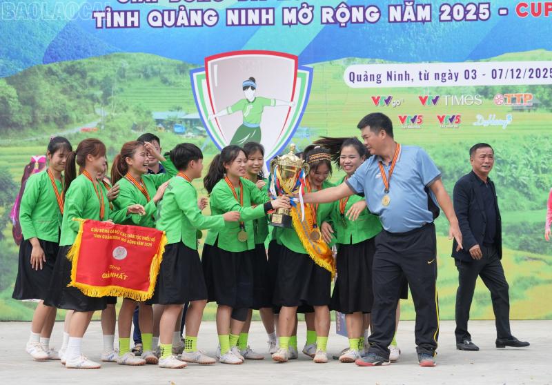 Giải bóng đá dễ thương số 1 thế giới: Khi các cô gái tự hào mặc trang phục dân tộc ra sân thi đấu- Ảnh 9.