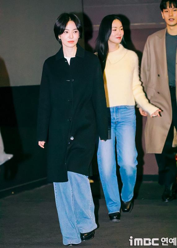 Mặc quần jeans theo phong cách tối giản: Song Hye Kyo chính là 
