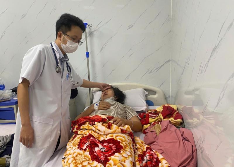 Số ca nhập viện nghi ngộ độc do ăn bánh mì ở Quảng Ngãi tiếp tục tăng- Ảnh 1.