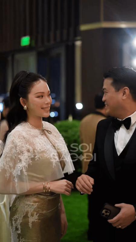 Chiều vợ số 2 không ai số 1: Phillip Nguyễn liên tục chăm sóc Linh Rin, kè kè nắm tay nhau không rời nửa bước- Ảnh 1.