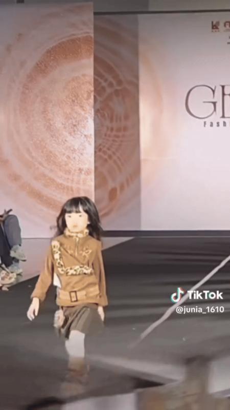 Con gái Trường Giang - Nhã Phương catwalk 15 giây, netizen xem xong chốt ngay 1 câu!- Ảnh 1.