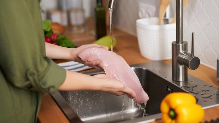 Vì sao chuyên gia khuyên đừng rửa thịt sống dưới vòi nước chảy?- Ảnh 1.
