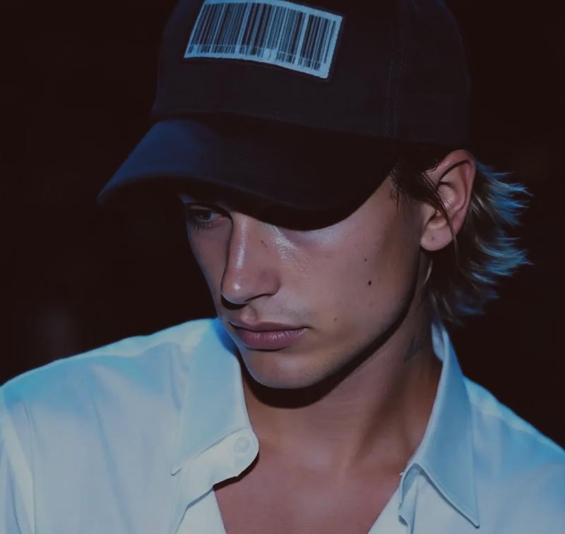 Mọi thứ hoá điên khi Hailey Bieber "chuyển giới"- Ảnh 2.