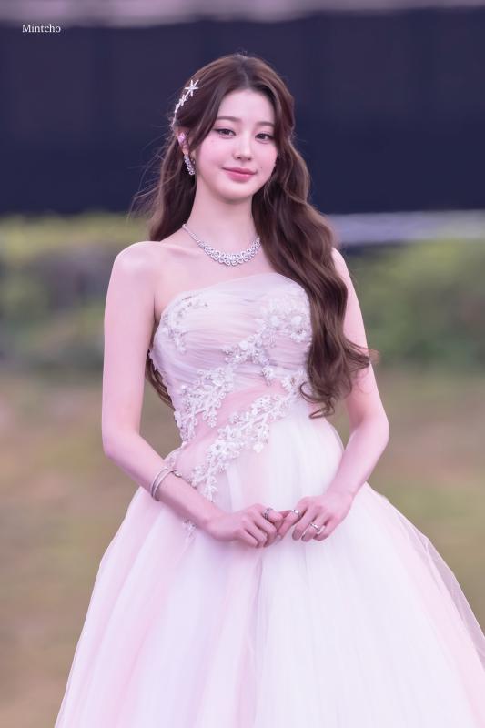 "Ụp crown" ngay cho mỹ nhân này: Không tìm được một lỗ hổng visual, càng ngày càng đẹp là sao!- Ảnh 9.