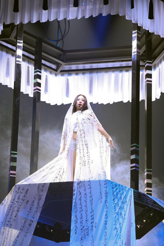 Jennie hoá cô dâu trước mặt hai tình cũ, phản ứng G-DRAGON gây chú ý- Ảnh 1.