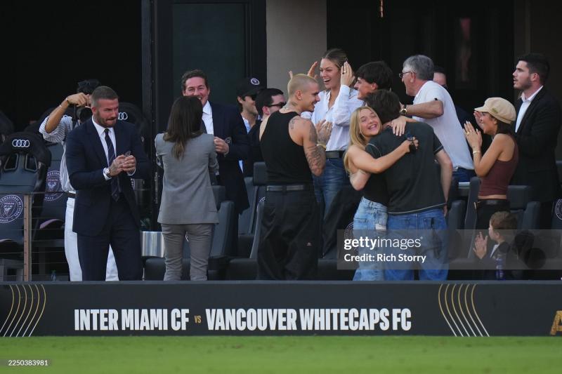 Khoảnh khắc viral: David Beckham cười tít mắt, ôm trọn con gái Harper, chiều cao của tiểu thư út khiến netizen ngỡ ngàng- Ảnh 2.