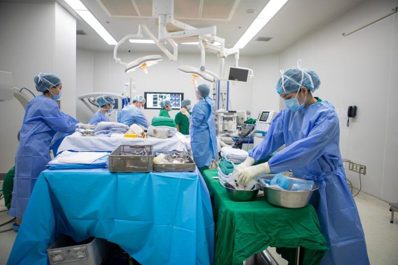 Sinh viên hiến gan cứu giảng viên hôn mê sâu- Ảnh 3.