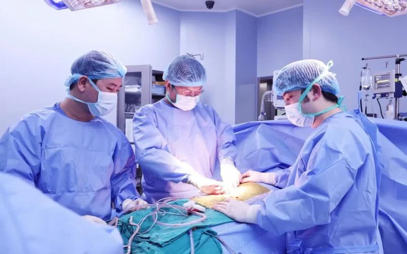 Ghép thận cùng huyết thống: Người mẹ trao sự sống cho con- Ảnh 1.