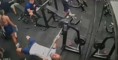 Kinh hoàng: VĐV cử tạ tử vong trong phòng gym do thanh tạ trượt khỏi tay, đập thẳng vào ngực- Ảnh 2.