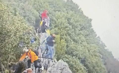 Kinh hãi khoảnh khắc người leo núi ngã khỏi vách đá 40m vì mải… chụp selfie, cái kết khiến ai cũng há hốc mồm!- Ảnh 1.