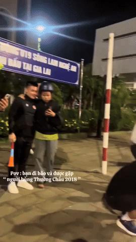 Bắt gặp Quang Hải lao ra đường ăn mừng U22 Việt Nam vô địch: Người tạo trend 