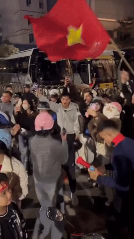 Bắt gặp Quang Hải lao ra đường ăn mừng U22 Việt Nam vô địch: Người tạo trend 