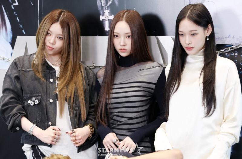 Nhóm nữ bị ghét nhất Kpop tỏ vẻ trịch thượng với ái nữ tài phiệt, đi qua mặt tỉnh bơ- Ảnh 2.