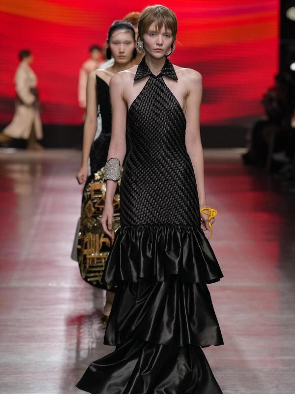 NTK Phan Đăng Hoàng - "đại sứ" đưa văn hoá Việt Nam đến Milan Fashion Week gia nhập đường đua WeYoung 2025- Ảnh 3.