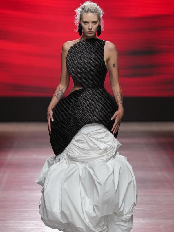 NTK Phan Đăng Hoàng - "đại sứ" đưa văn hoá Việt Nam đến Milan Fashion Week gia nhập đường đua WeYoung 2025- Ảnh 2.