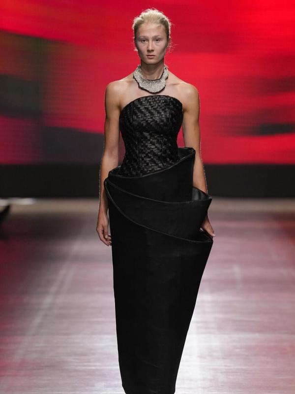 NTK Phan Đăng Hoàng - "đại sứ" đưa văn hoá Việt Nam đến Milan Fashion Week gia nhập đường đua WeYoung 2025- Ảnh 4.