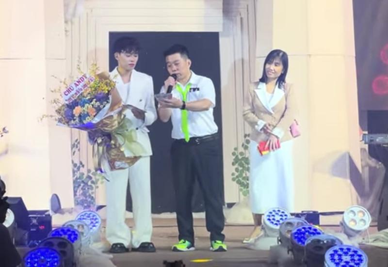 Ca sĩ được tặng vàng nhiều nhất Việt Nam nhận tiền mặt cả trăm triệu đồng trên sân khấu- Ảnh 2.