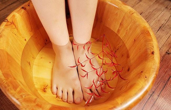 Ngâm chân nước nóng có rất nhiều lợi ích nhưng 5 nhóm người này tốt nhất đừng làm - càng làm nhiều càng hại- Ảnh 2.