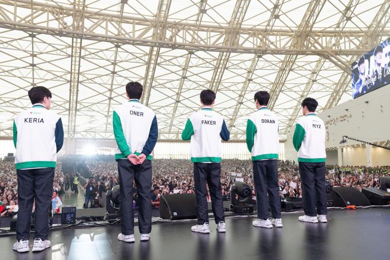 Faker chào “Tê Con” bằng tiếng Việt, fan “sĩ hết đời”- Ảnh 5.