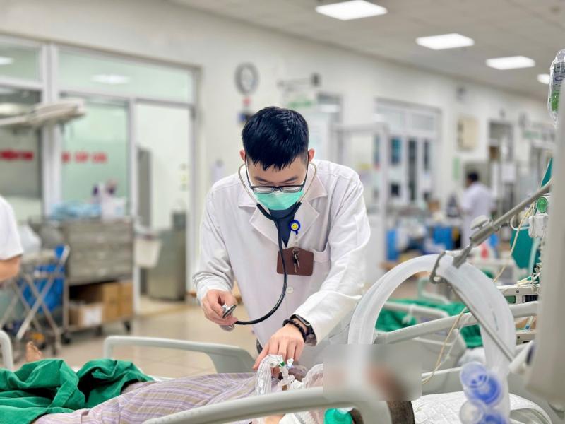 Bệnh nhân trẻ bị biến chứng nặng và lời cảnh báo về sự nguy hiểm của cúm mùa- Ảnh 1.