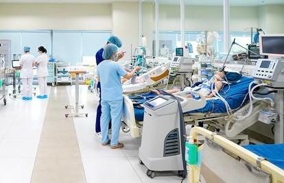 Bé 6 tuổi bị suy đa tạng, phải sử dụng tim phổi nhân tạo vì mắc cúm A- Ảnh 2.