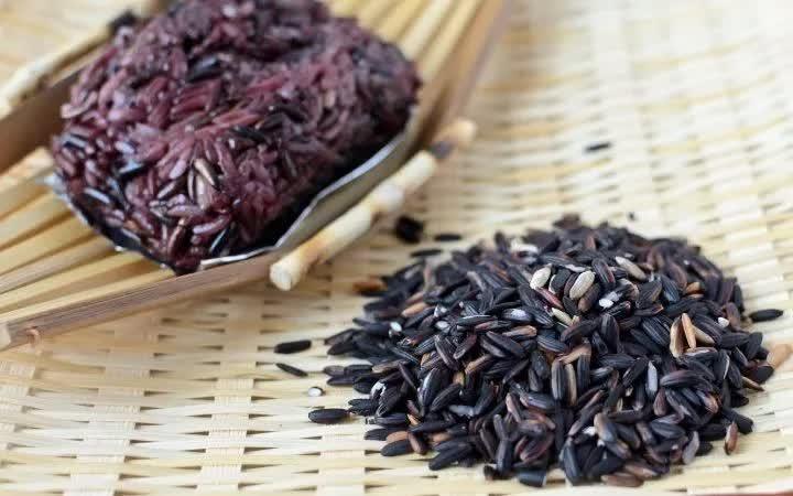 Phân biệt gạo lứt đen và gạo nếp cẩm: Lựa chọn phù hợp cho từng mục tiêu sức khỏe- Ảnh 1.
