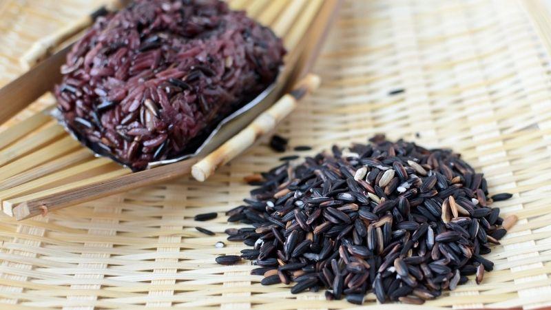 Phân biệt gạo lứt đen và gạo nếp cẩm: Lựa chọn phù hợp cho từng mục tiêu sức khỏe- Ảnh 2.