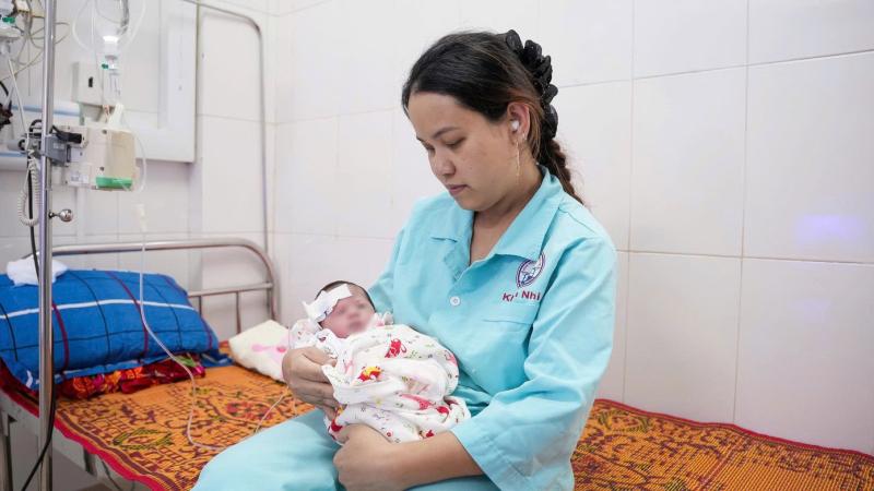 Bé sơ sinh mang dị tật hiếm gặp được cứu sống ngoạn mục- Ảnh 1.