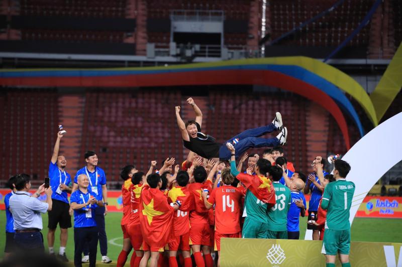 U22 Việt Nam tung HLV Kim Sang-sik lên ăn mừng HCV SEA Games! Đã quá Việt Nam ơi- Ảnh 2.