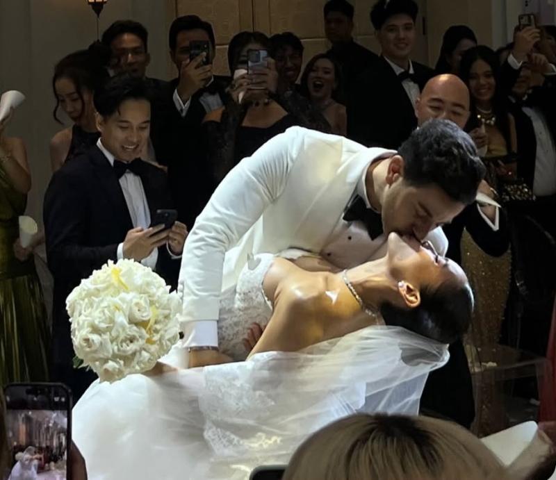 Lễ cưới Tiên Nguyễn tại Đà Nẵng: Cô dâu chú rể khoá môi, Hà Tăng - Linh Rin không tham dự- Ảnh 6.